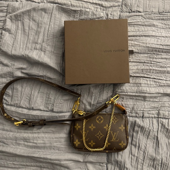 Louis Vuitton mini pochette accessories with monogram strap - Picture 2 of 15